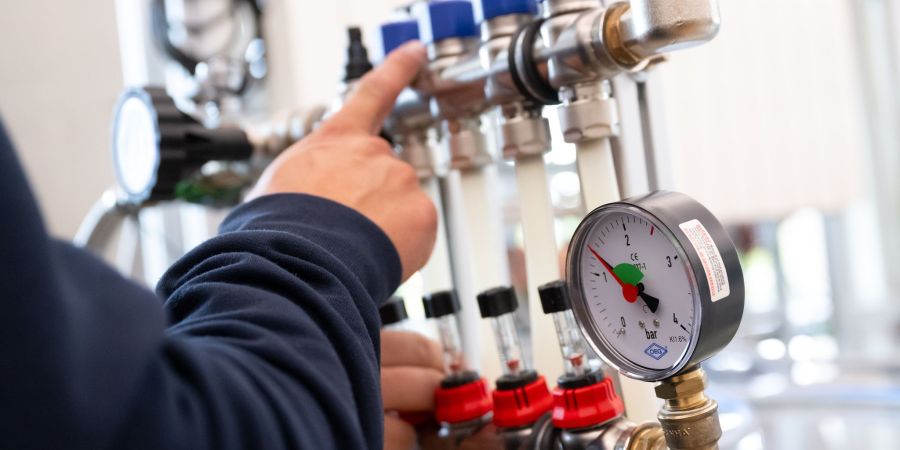 Im Bereich der Sanitär-, Heizungs- und Klimatechnik ist der Fachkräftemangel gross: Mehr als 12.000 Stellen konnten im März rechnerisch nicht besetzt werden. (Archivbild)
