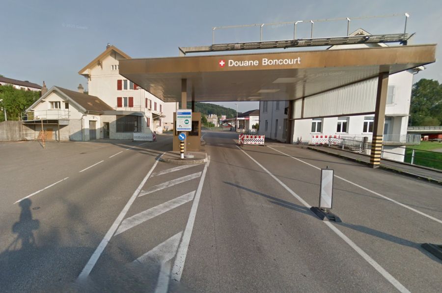 Weil die Badi in Delle (F) geschlossen ist, strömen aktuell viele Badetouristen über die Grenze, beispielsweise über den Zollübergang Boncourt, nach Porrentruy JU. (Archivbild)