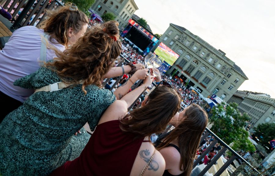 Gute Stimmung beim Public Viewing auf dem Bundesplatz.