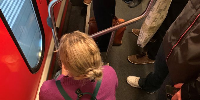 In der überfüllten S6 setzte sich eine Pendlerin direkt auf die Türtreppe. SBB