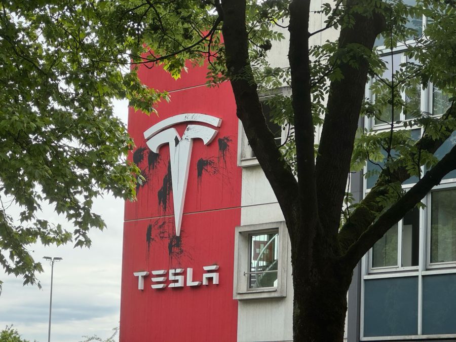 Das Tesla-Logo wurde mit schwarzer Farbe verschmiert.