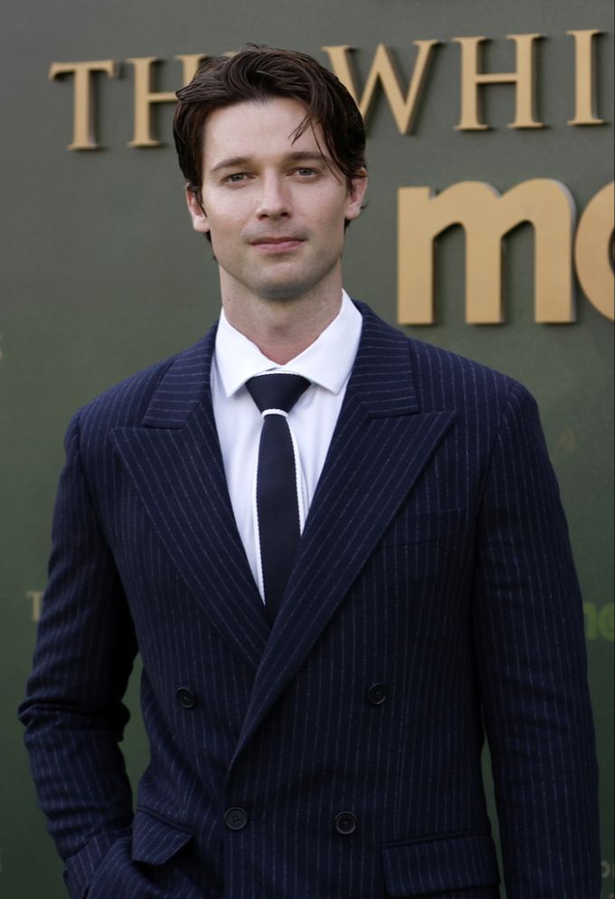 Patrick Schwarzenegger spielt in der Serie «The White Lotus» die Rolle des arroganten Familiensohnes Saxon Ratliff. Vater Arnold Schwarzenegger ist stolz. arnold schwarzenegger nacktszene