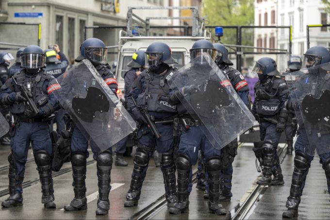 Am 1. Mai 2023 begleitete ein Grossaufgebot der Polizei eine Kundgebung in Basel. (Archivbild) Basel 1. Mai Demonstration