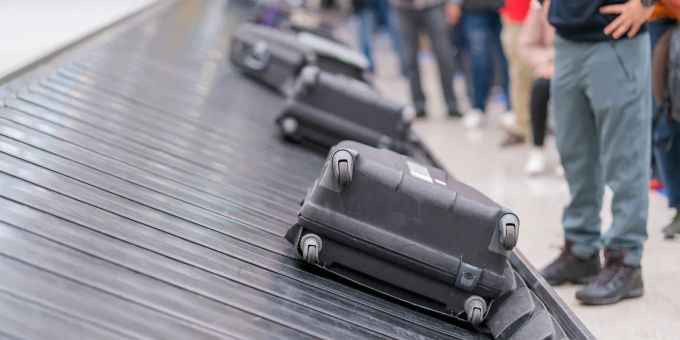 Hoffen und Warten am Gepäckband – nicht immer kommt an, was aufgegeben wurde. Eine neue Analyse zeigt, an welchen Flughäfen das Verlustrisiko besonders gross ist. Gepäckband Flughafen