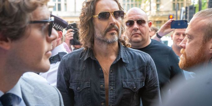 Der Auftritt von Russell Brand vor Gericht war schnell wieder vorbei. (Archivbild) Russell Brand