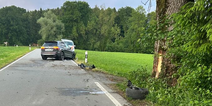 In Amriswil kollidierte ein alkoholisierter Autofahrer mit einem Baum. Selbstunfall in Amriswil