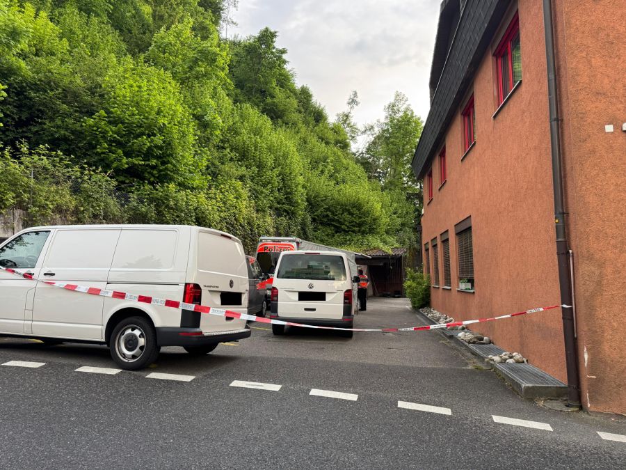 Auch Forensiker aus Zürich sind vor Ort. Handelt es sich beim Auslöser für den Polizeieinsatz um ein Delikt?