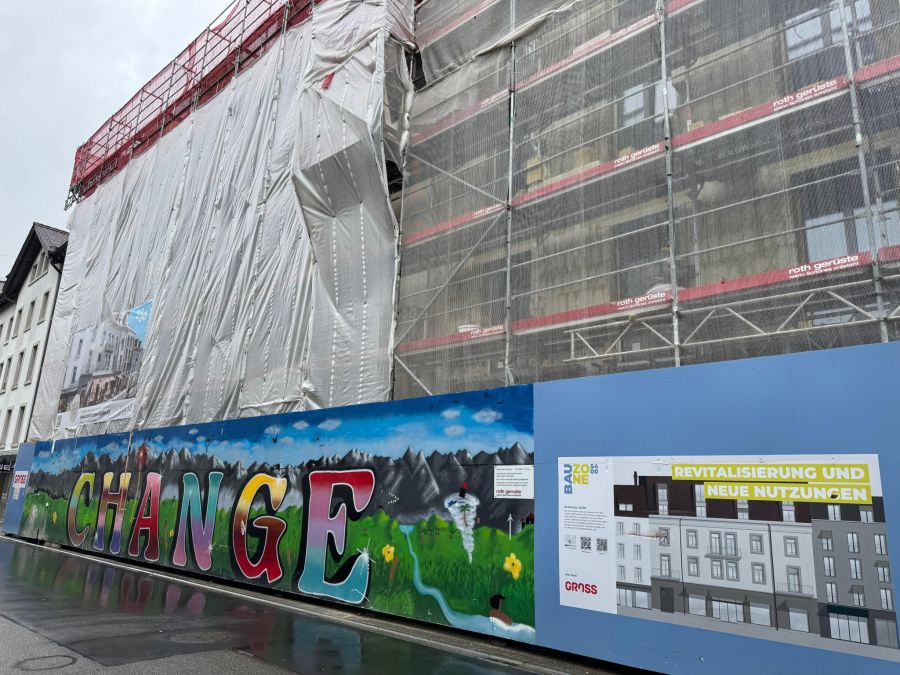 Im Gebäude werden ein Verkaufsraum und drei Stadtwohnungen gebaut.