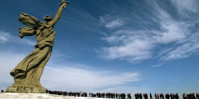 Herzinfarkt - Toter im Kopf von gigantischem Stalingrad-Denkmal