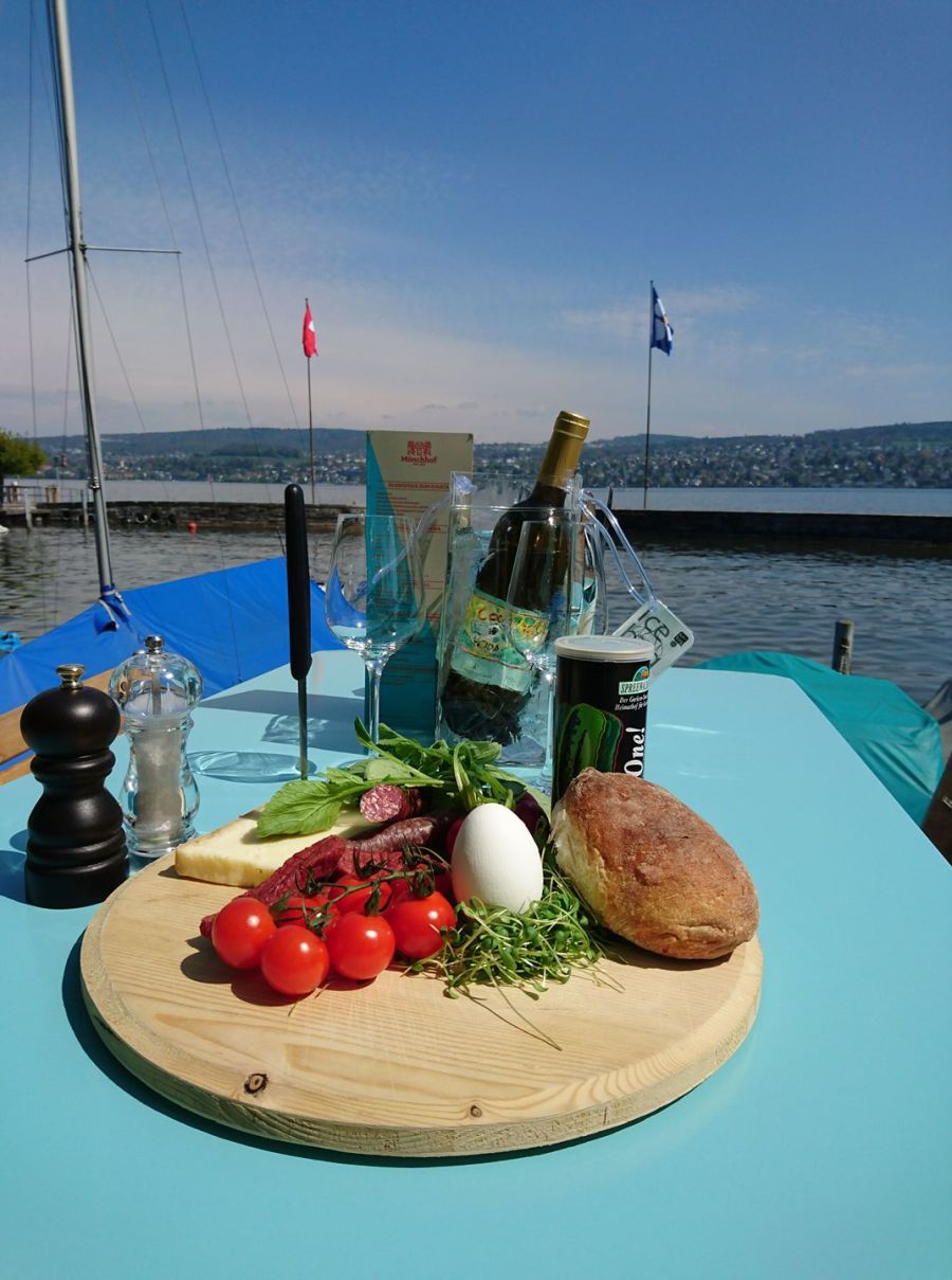 Gastronom Michel Péclard bedauert, dass die Gäste nun nur sitzen, aber nicht tafeln können.