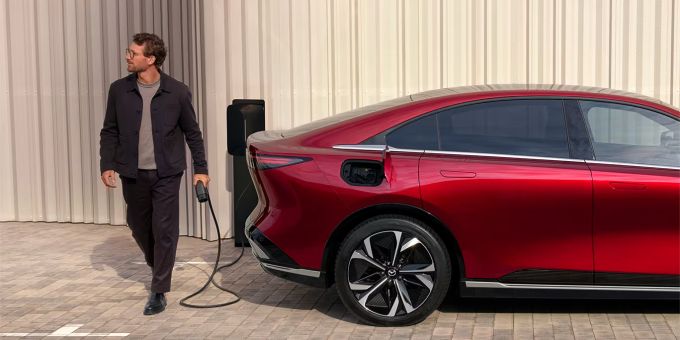 Die Linienführung des Hecks betont die aerodynamische Effizienz, mit einem integrierten Spoiler oder einer sanften Abrundung, die den Luftstrom optimiert. Mazda 6e