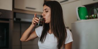 Frau trinkt Wasser