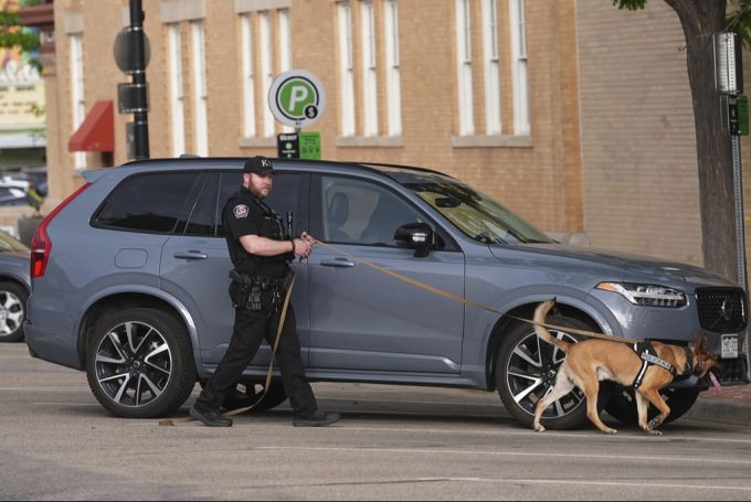 Die Polizei untersucht nach dem Angriff in Boulder (USA) den Tatort. Angriff USA