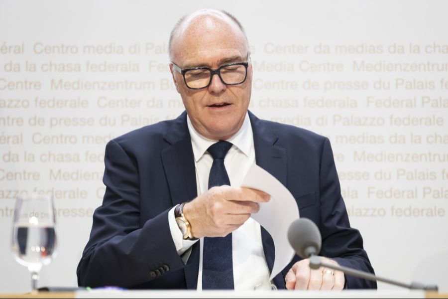 Die gute Laune lässt sich der Verteidigungsminister aber nicht verderben.