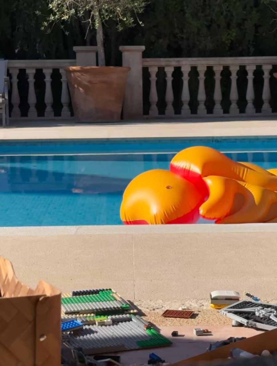 Die frühere RTL-Moderatorin geniesst ihre Zeit zwischen Palmen, Pool und einer Menge Lego-Bausteine ihrer Kids.