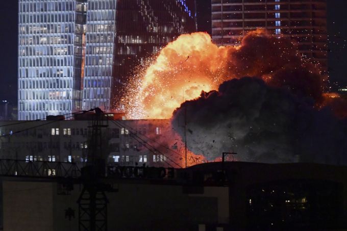 Eine iranische Rakete schlägt in Tel Aviv ein und sorgt für eine Explosion. (Archivbild) Israel Iran