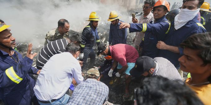 Rettungskräfte arbeiten an der Absturzstelle. Flugzeugabsturz in Indien