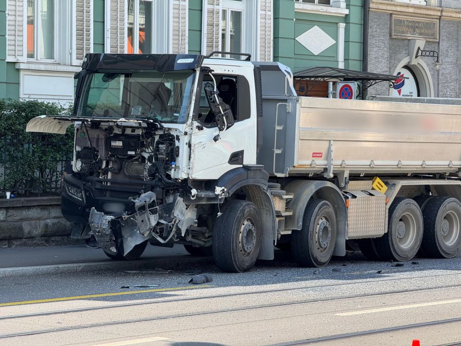 Die zerstörte Front des Lastwagens.