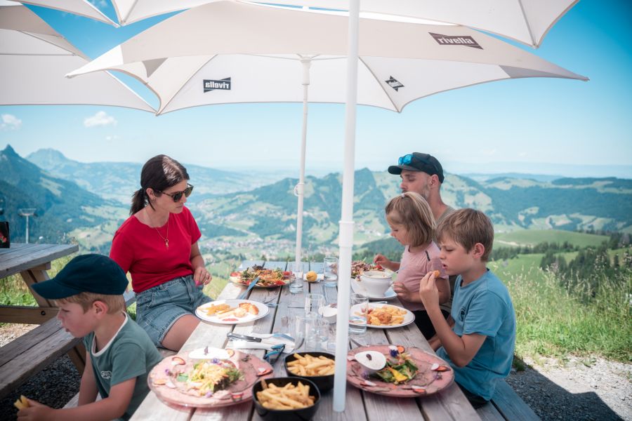 Auf dem Gipfel des Vounetz geniessen Sie im Restaurant Les Dents-Vertes eine wohlverdiente Mahlzeit, inklusive einem wunderbaren Panoramablick auf das Jaunbach-Tal.