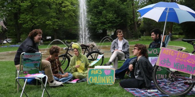 Mit Liegestühlen, Sonnenschirmen, Picknickdecken und vielem mehr im Gepäck brachten die Jungen Grünen Glarus die Stimmung des Klöntals nach Glarus in den Volksgarten.