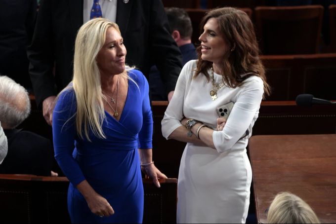 Die republikanischen Abgeordneten Marjorie Taylor Greene (links) und Nancy Mace sprechen miteinander vor der Rede von US-Präsident Donald Trump am 4. März im Kapitol. Taylor Greene Nancy Mace