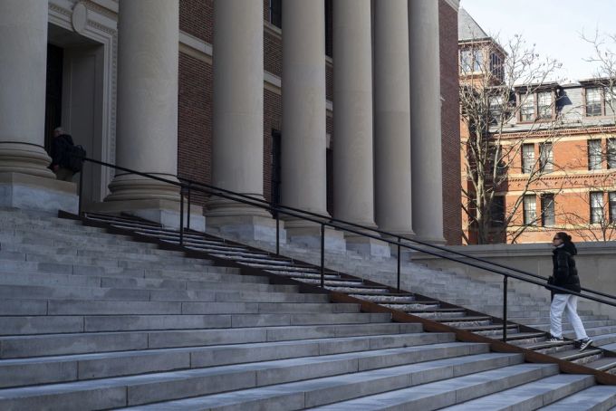Die aktuelle US-Regierung hat der Elite-Uni Harvard grosse Summen von Fördergeldern gestrichen – die wehrt sich nun juristisch dagegen.(Symbolbild) hardvard us regierung