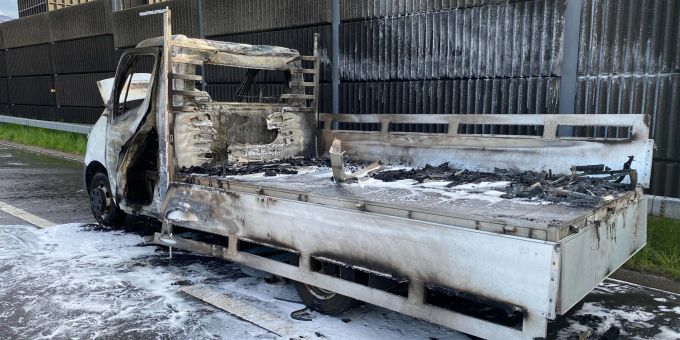Ein Lieferwagen brannte auf der A4 komplett aus. Brand auf A4