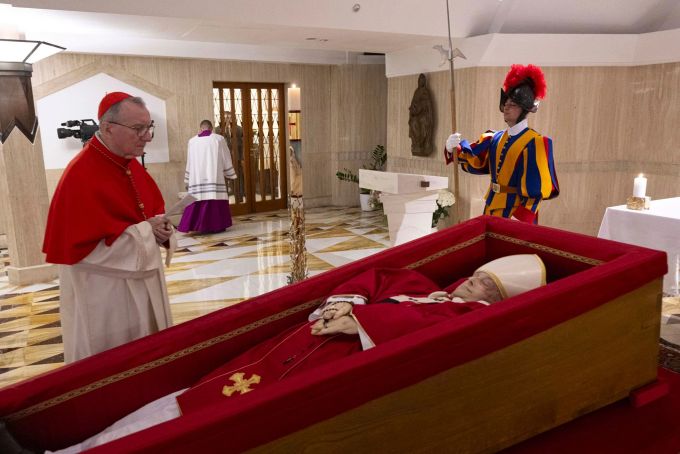 Der Papst wurde in seiner Residenz Santa Marta im Vatikan aufgebahrt. Papst Franziskus