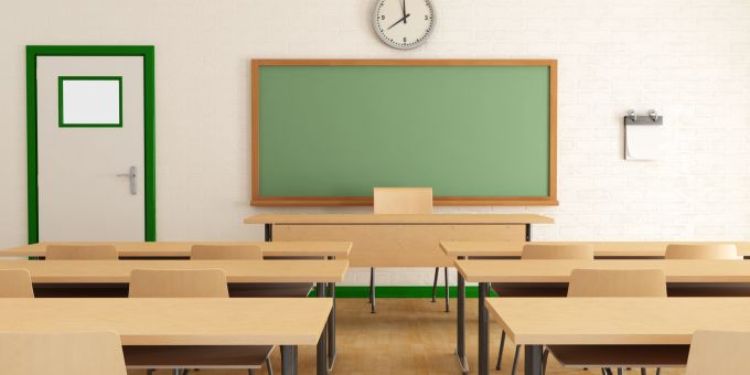 In einer Schule in Reinach AG fielen Deckenplatten auf den Boden und verletzten vier Schüler. (Symbolbild) schüler deckenplatten