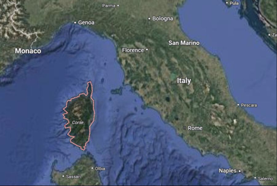 Mehrere Stunden lang trieb das Schiff vor der Insel Korsika im Meer.