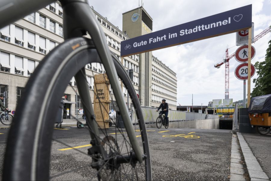 Erlaubt wären im Stadttunnel 20 km/h, wie auf dem Schild rechts zu sehen ist. (Archivbild)