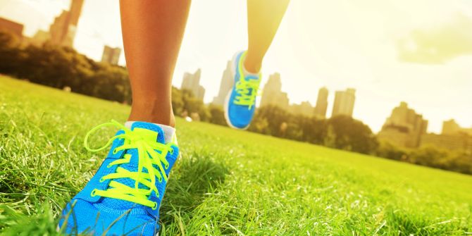 blaue joggingschuhe