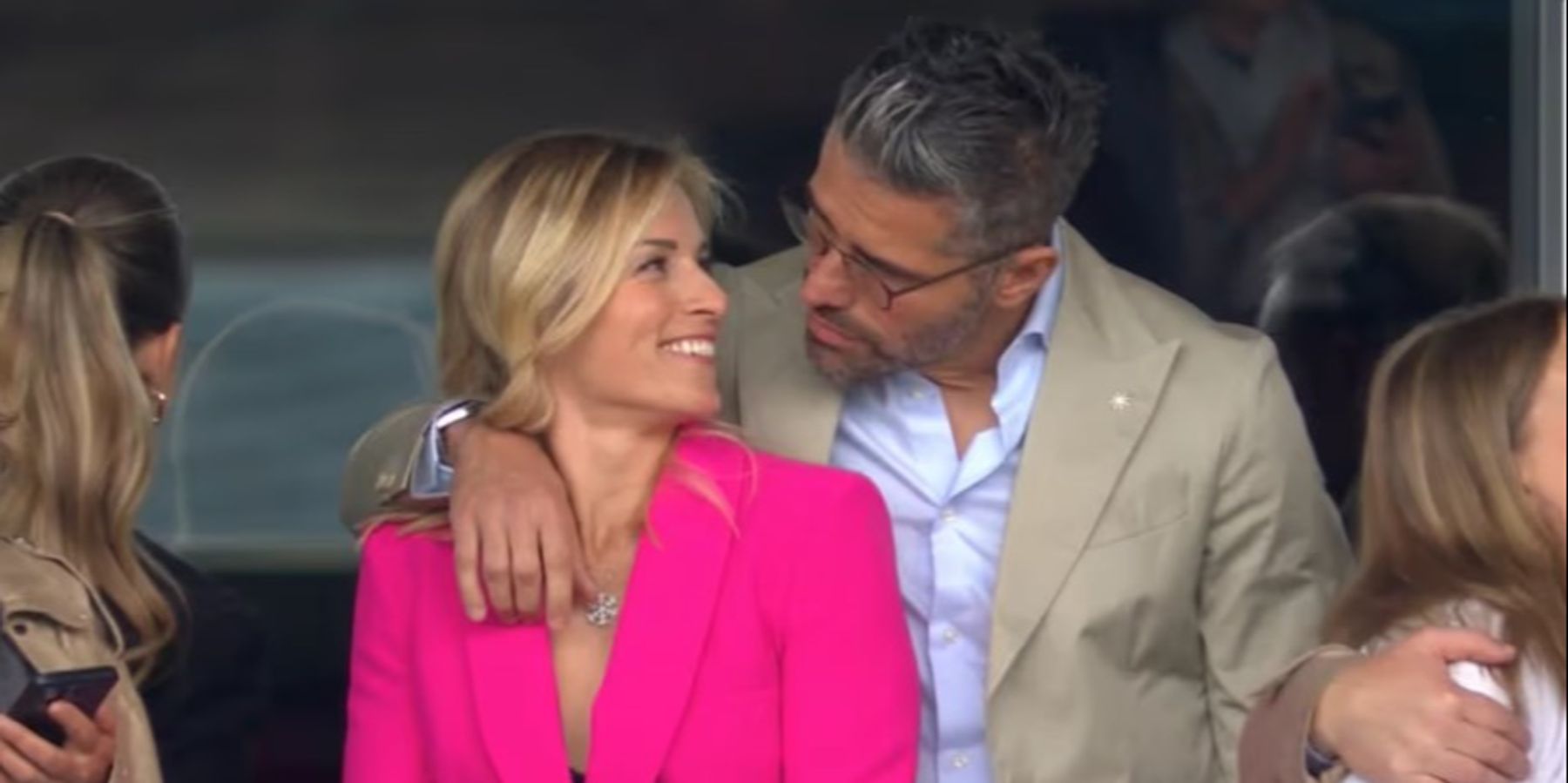 Lange nicht gesehen: Lara & Valon Behrami zusammen am Schweiz-Match ...