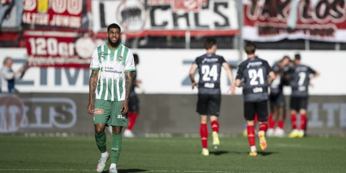 Hinter dem St.Galler Willem Geubbels jubeln die Winterthurer. FC St.Gallen