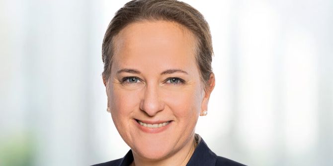 Porträtfoto Frau blau blond