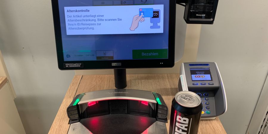 Bei Coop Pronto prüft neuerdings ein Scan das Alter von Alkoholkäufern.