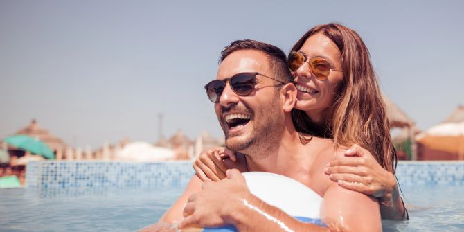 Paar glücklich beim Schwimmen