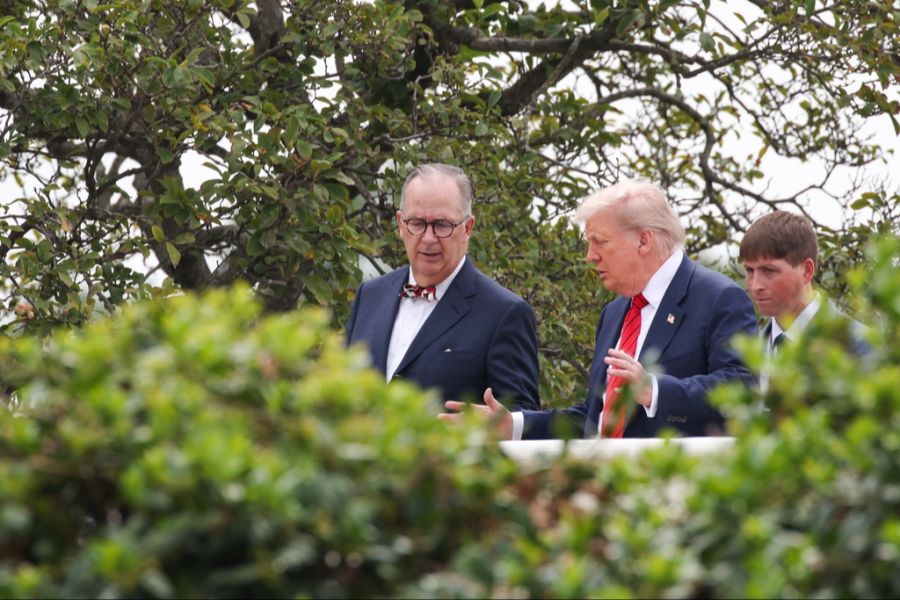 Auf seinem Dach-Spaziergang wurde Trump vom Architekten James McCrery begleitet. Denn: Trump plant den Bau eines riesigen Ballsaals im Weissen Haus.
