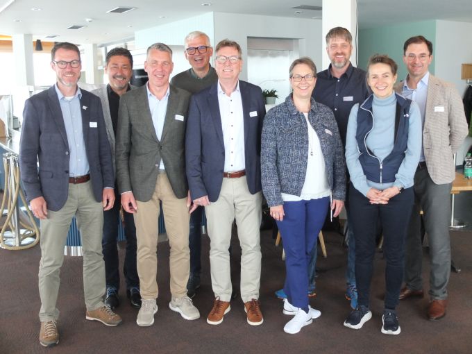 TUZ-Vorstand und Geschäftsführer mit Gästen: v.l.n.r. Peter Bircher, Reto Marzer, Adrian Bühlmann, Frédéric Füssenich, René Koller, Hella Schnider, Gemeindepräsidentin von Flühli und Luzerner Kantonsrätin, Crispin Bieri, Seilbahnen Schweiz, Leiter Technik, Benedicta Aregger, Seilbahnen Schweiz, Vizedirektorin und Adrian Derungs, Direktor der Wirtschafts- und Handelskammer Zentralschweiz. Symbolbild