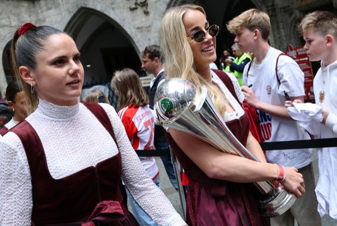 Giulia Gwinn (re.) holte mit Bayern München in diesem Jahr das Double. Giulia Gwinn Bayern München