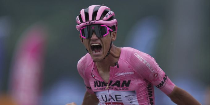 Isaac del Toro feiert seinen Tagessieg bei der 17. Etappe des Giro d'Italia 2025. Isaac del Toro