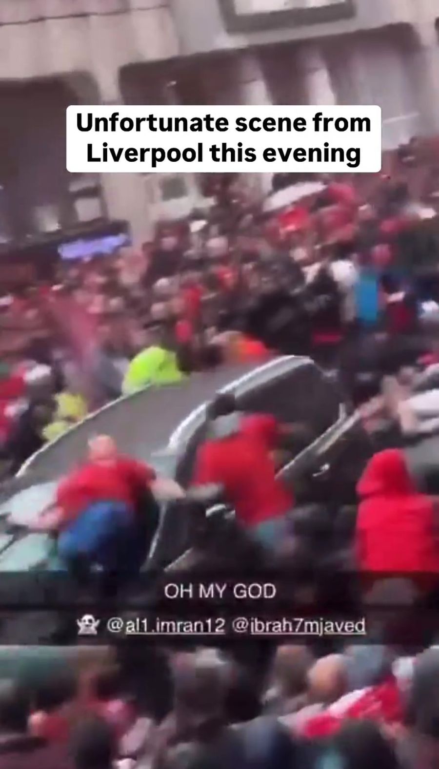 Ausschnitte aus einem Video, das zeigt, wie ein Auto in die Menschenmenge in Liverpool rast.
