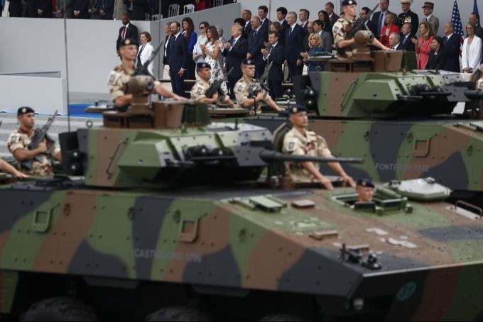 Donald Trump war von der Militärparade in Paris begeistert und will nun seine eigene abhalten. donald truno