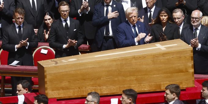 Donald Trump nahm vor einer Woche an der Trauerfeier zum Tod von Papst Franziskus teil. Donald trump Papst Franziskus