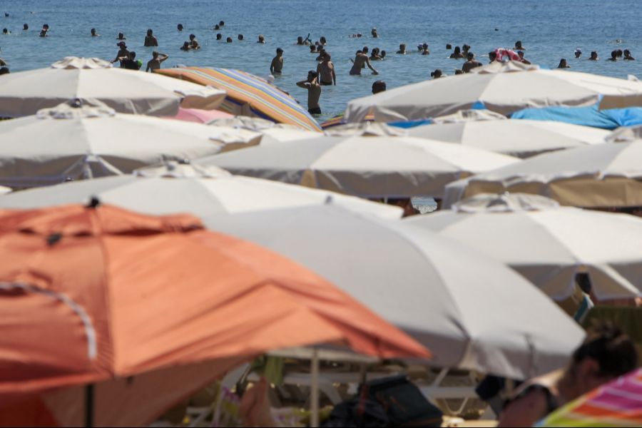 Viele Personen versuchten, im Wasser eine Abkühlung zu finden, wie hier in am Strand von El Postiguet in Alicante, Ostspanien.