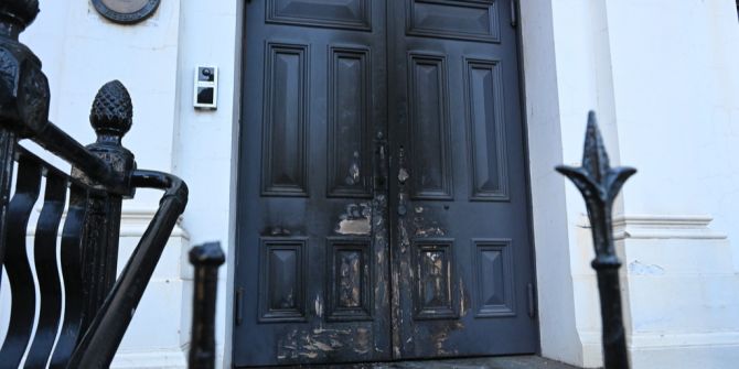 Beschädigte Tür der Synagoge