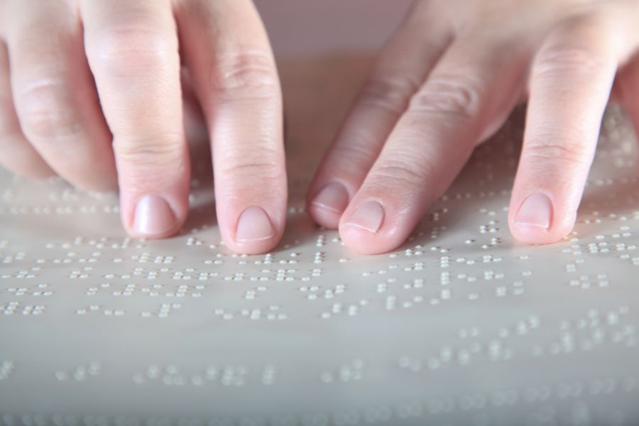 Statt die Blindenschrift zu erfühlen wieder mit den Augen lesen zu können - dieser Traum könnte bald wahr werden. (Symbolbild)