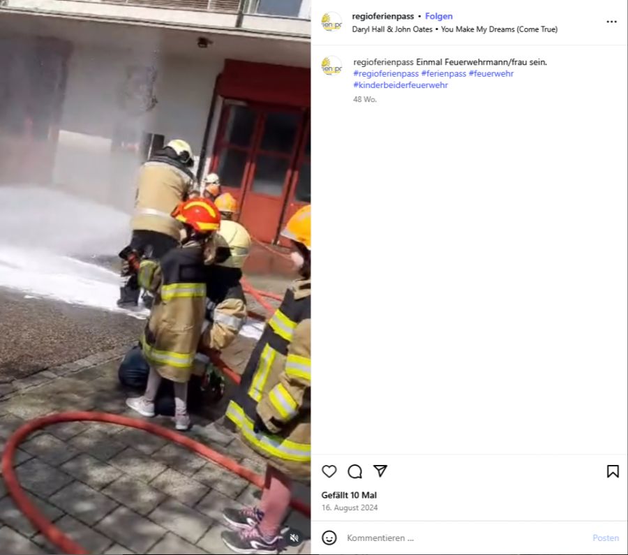 Mit den durch den Ferienpass geförderten Aktivitäten erhalten die Kinder Einblicke in verschiedene Bereiche - wie hier bei der Feuerwehr.