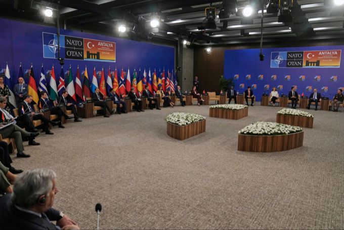 Beim Treffen der Nato wird über die Rüstungsausgaben und die Einhaltung einer möglichen Waffenruhe in der Ukraine beraten. Nato