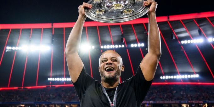 Bayern-Trainer Vincent Kompany mit der Meisterfeier nach dem Gladbach-Spiel. bayern münchen